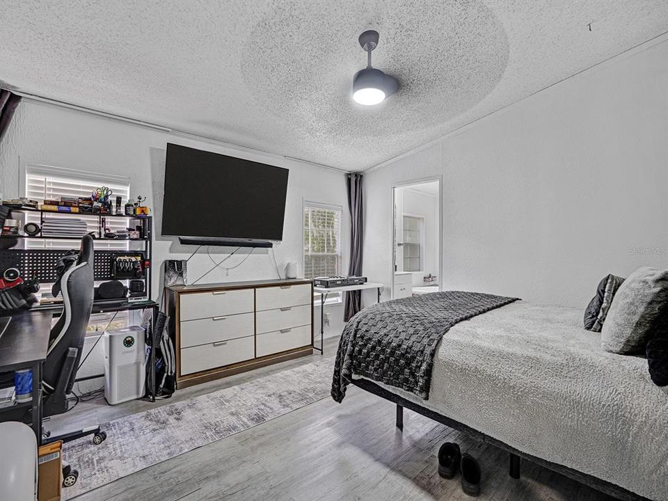 En Venta: $285,000 (3 camas, 3 baños, 1890 Pies cuadrados)