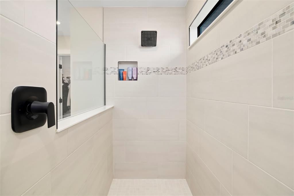 Activo con contrato: $574,900 (5 camas, 3 baños, 2638 Pies cuadrados)