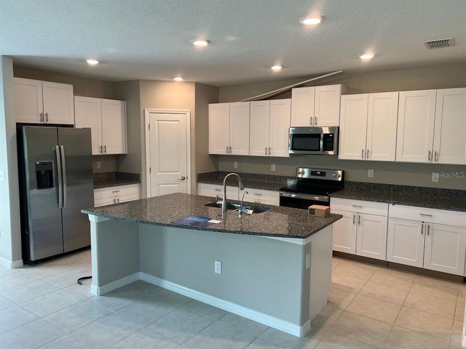 For Rent: $2,300 (5 beds, 2 baths, 2264 Square Feet)