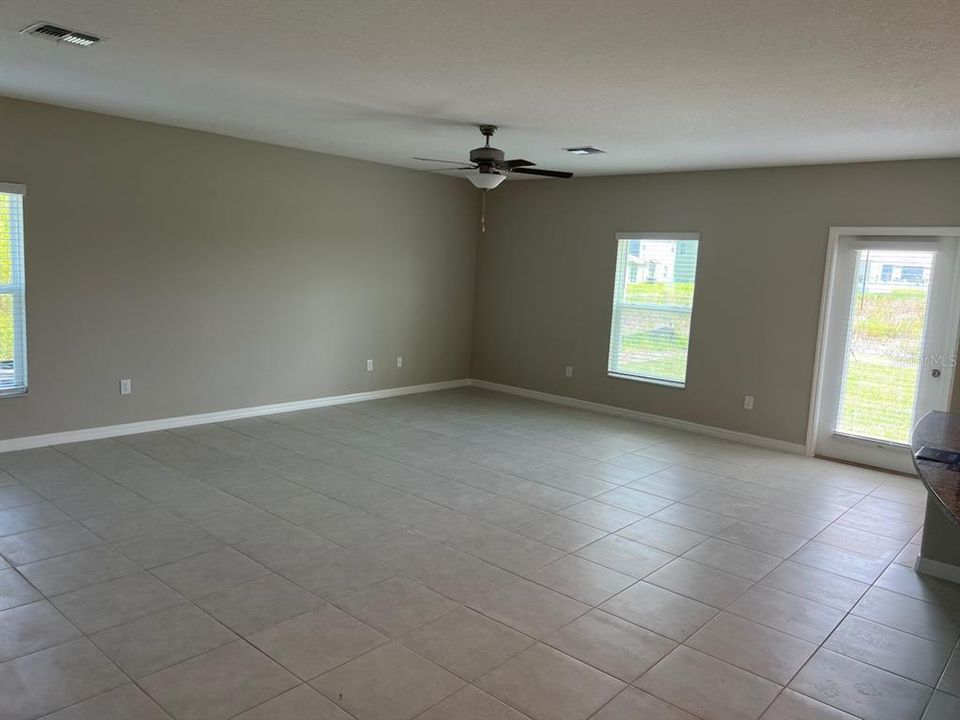 For Rent: $2,300 (5 beds, 2 baths, 2264 Square Feet)