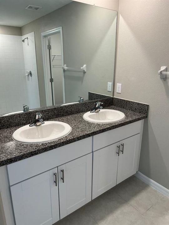 For Rent: $2,300 (5 beds, 2 baths, 2264 Square Feet)