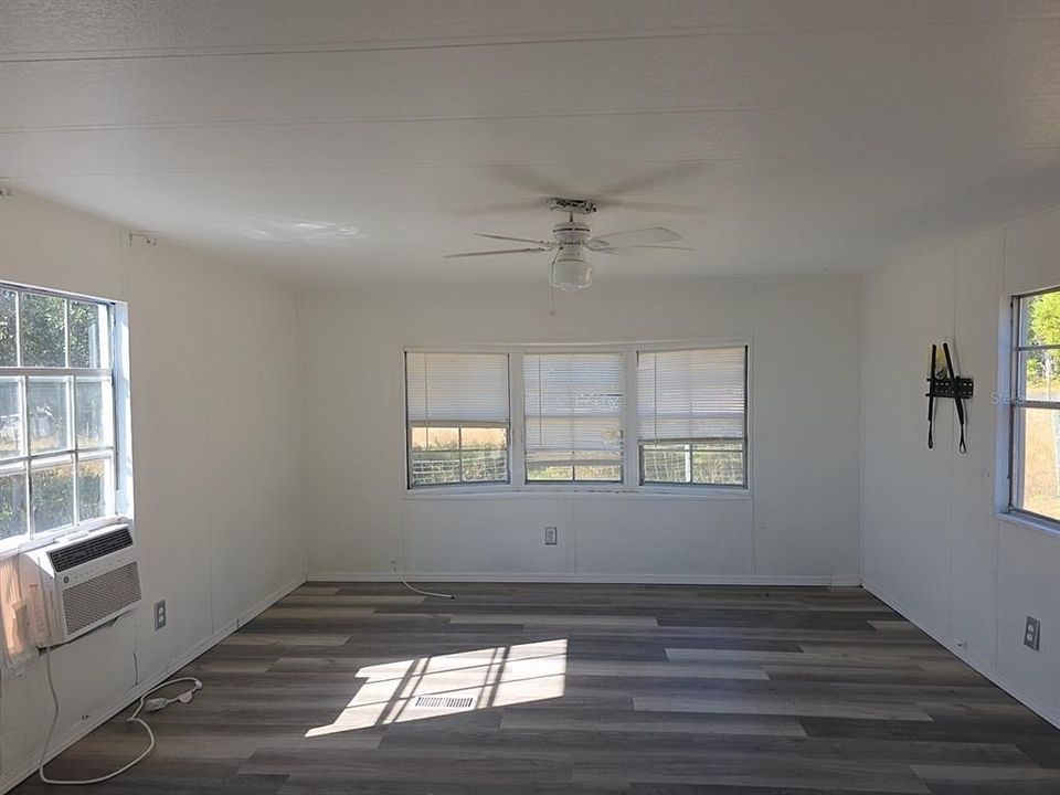 Active With Contract: $299,900 (2 beds, 1 baths, 840 Square Feet)