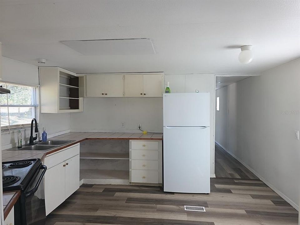 Active With Contract: $299,900 (2 beds, 1 baths, 840 Square Feet)