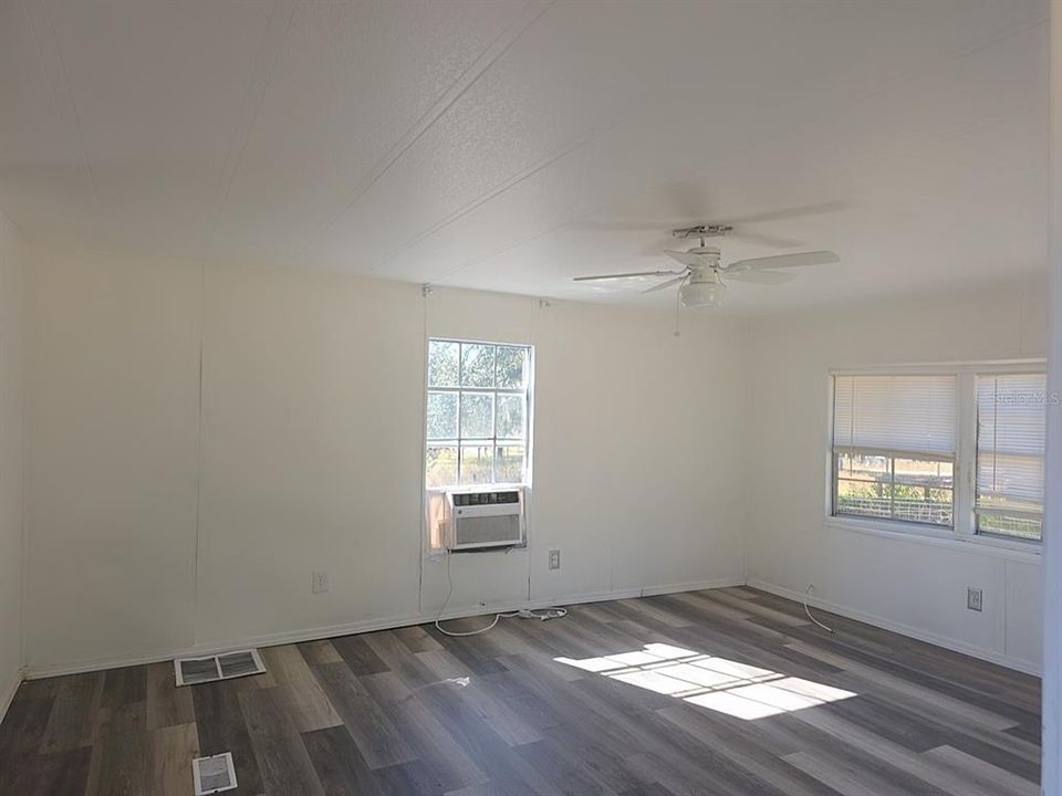 Active With Contract: $299,900 (2 beds, 1 baths, 840 Square Feet)