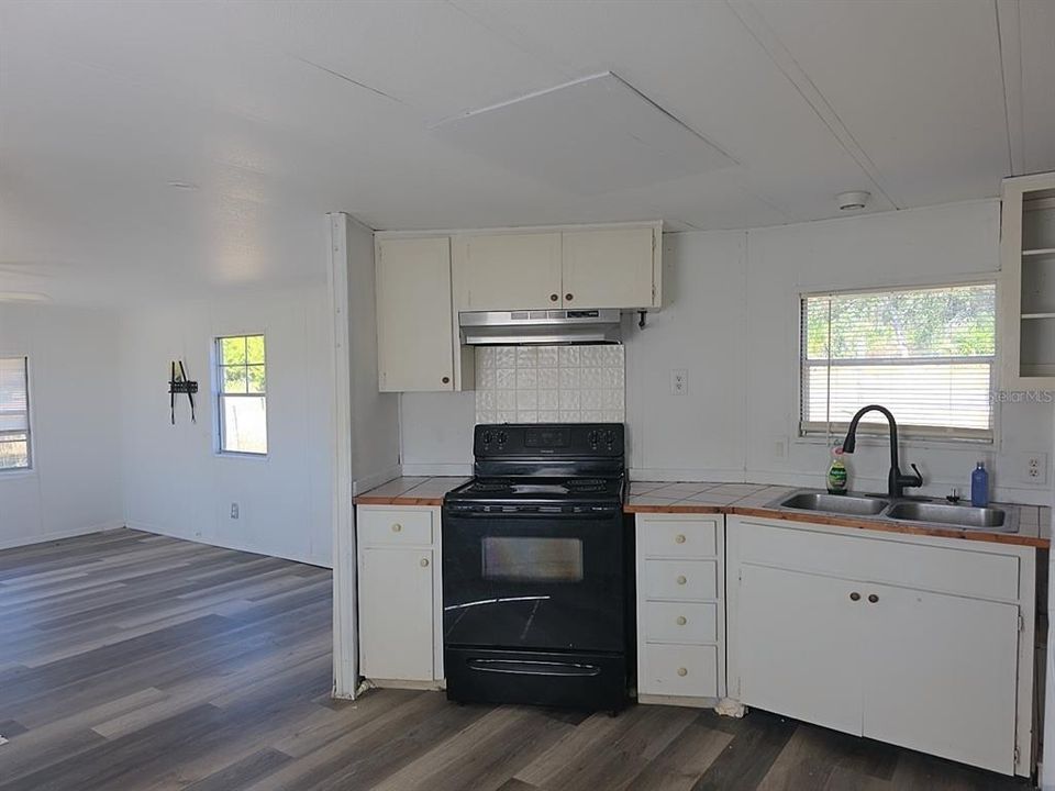 Active With Contract: $299,900 (2 beds, 1 baths, 840 Square Feet)