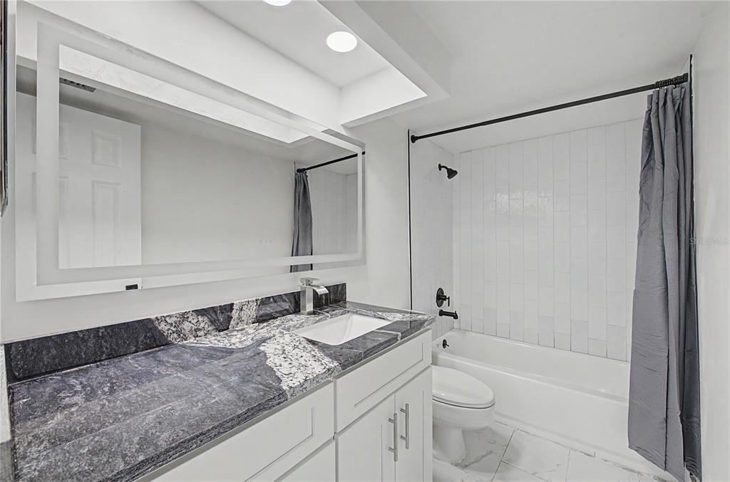 На продажу: $172,900 (2 спален, 2 ванн, 1050 Квадратных фут)