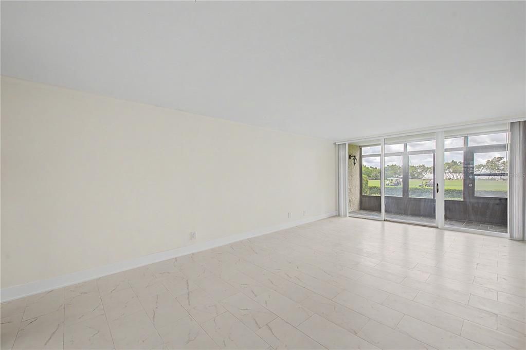 На продажу: $172,900 (2 спален, 2 ванн, 1050 Квадратных фут)
