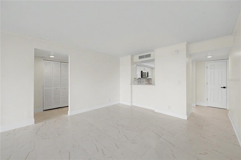 На продажу: $172,900 (2 спален, 2 ванн, 1050 Квадратных фут)