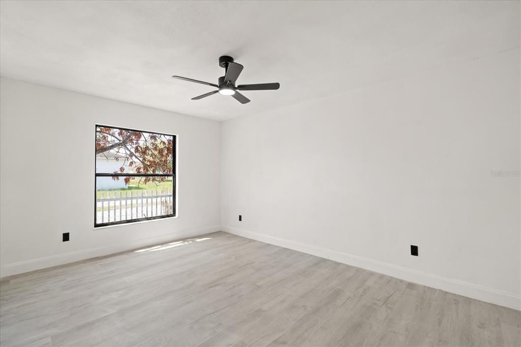 Active With Contract: $310,000 (3 beds, 2 baths, 1661 Square Feet)
