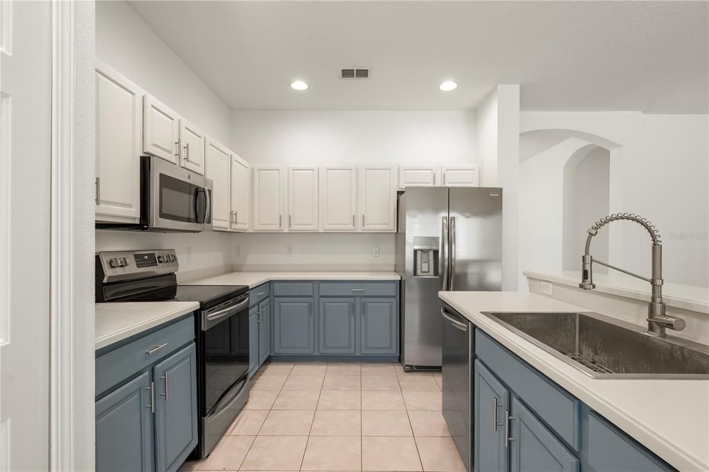 For Sale: $289,900 (2 beds, 2 baths, 1555 Square Feet)