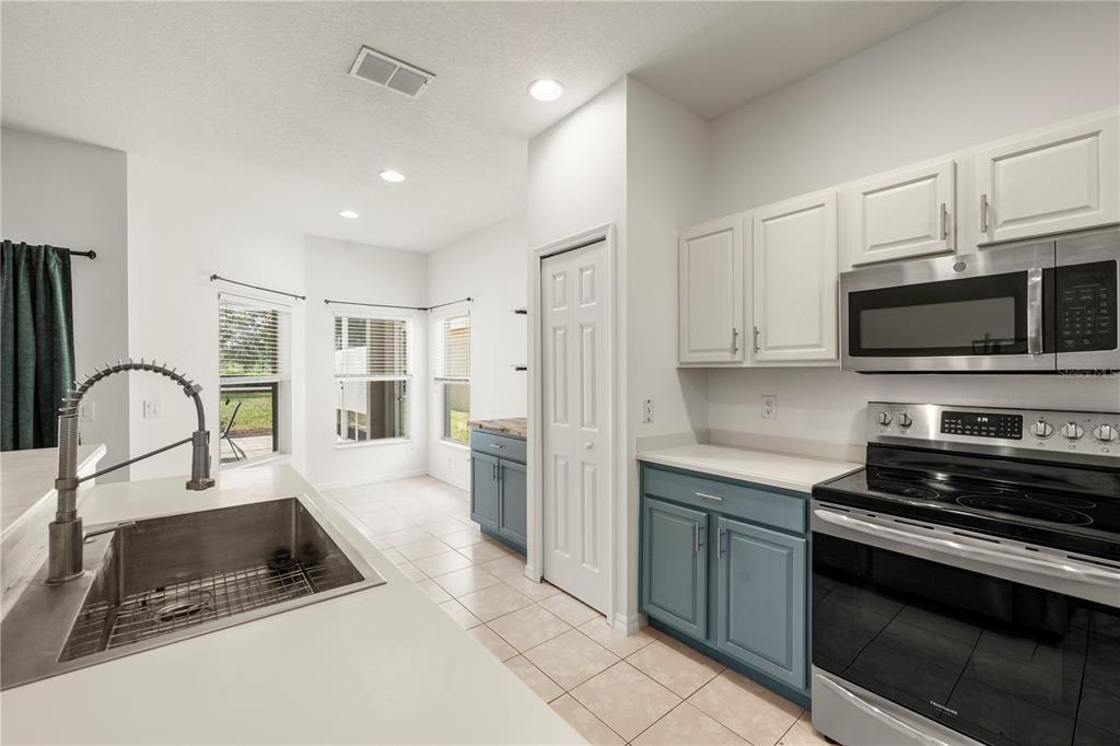 For Sale: $289,900 (2 beds, 2 baths, 1555 Square Feet)