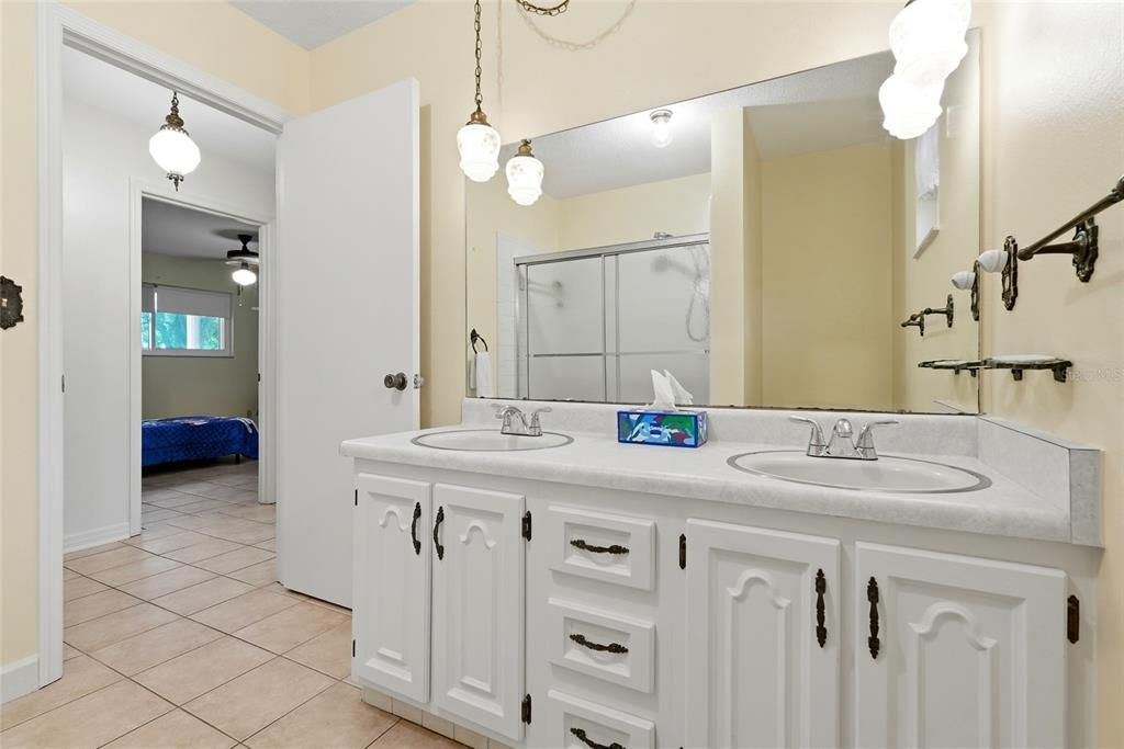 En Venta: $350,000 (4 camas, 3 baños, 2027 Pies cuadrados)