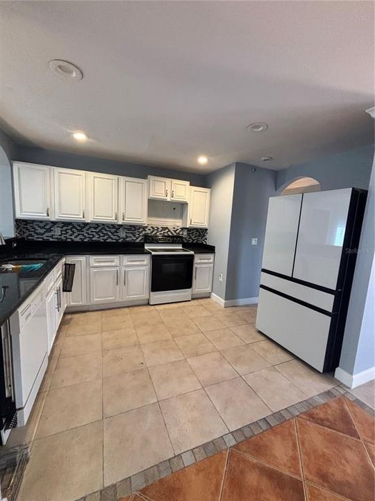 For Sale: $300,000 (3 beds, 3 baths, 1803 Square Feet)