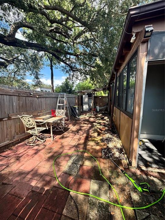For Sale: $300,000 (3 beds, 3 baths, 1803 Square Feet)