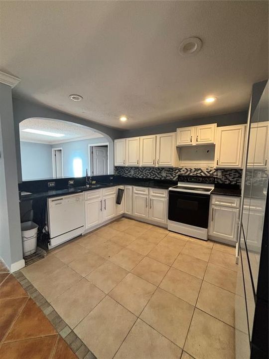 For Sale: $300,000 (3 beds, 3 baths, 1803 Square Feet)