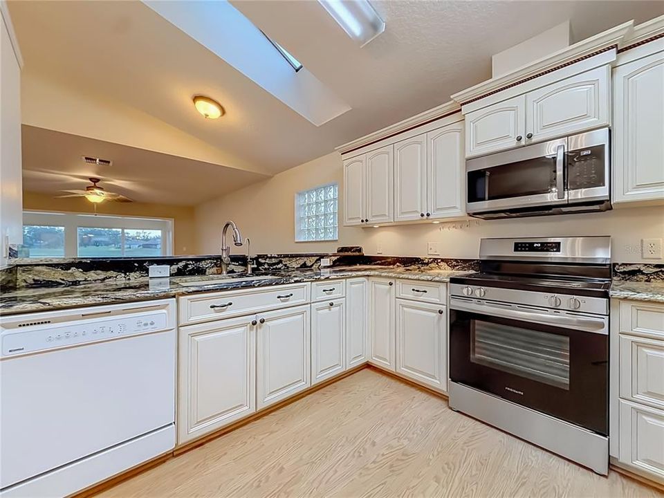For Sale: $370,000 (3 beds, 3 baths, 2637 Square Feet)