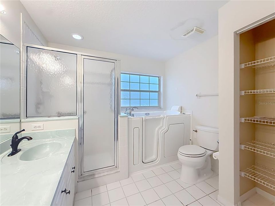 For Sale: $370,000 (3 beds, 3 baths, 2637 Square Feet)