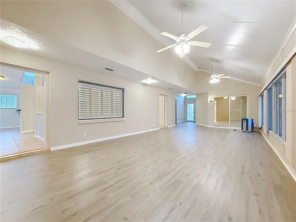 For Sale: $370,000 (3 beds, 3 baths, 2637 Square Feet)