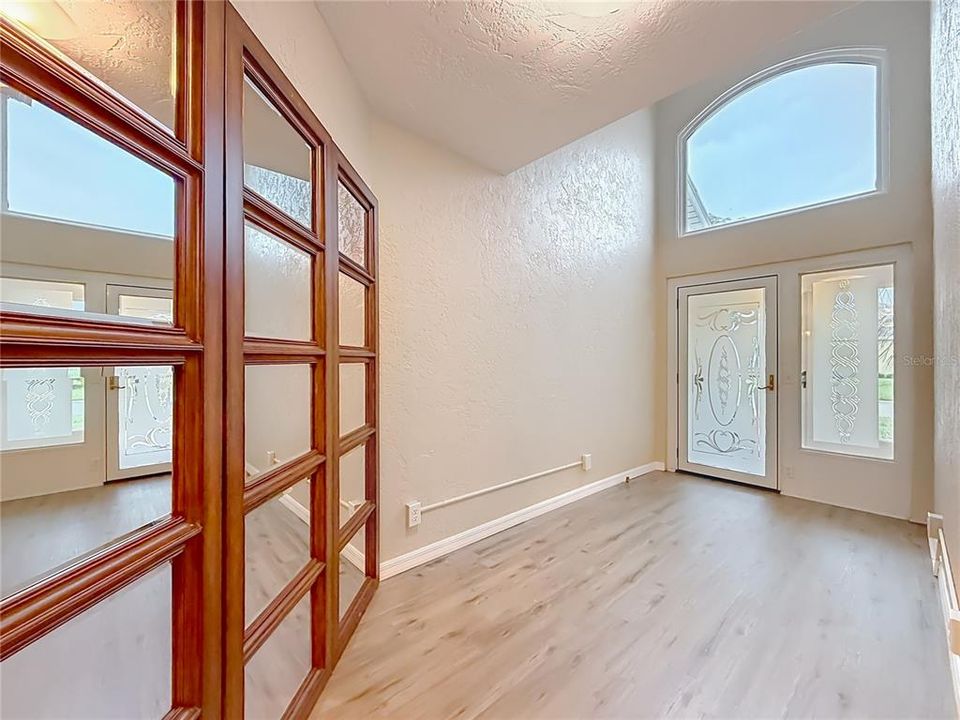 For Sale: $370,000 (3 beds, 3 baths, 2637 Square Feet)