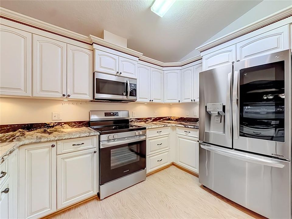 For Sale: $370,000 (3 beds, 3 baths, 2637 Square Feet)