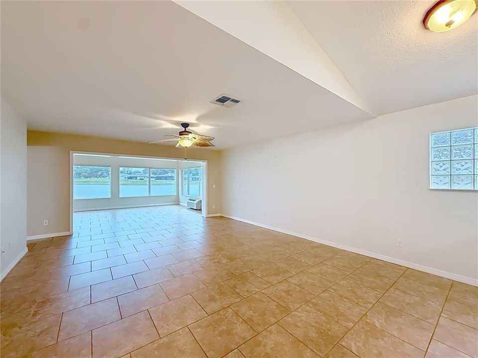 For Sale: $370,000 (3 beds, 3 baths, 2637 Square Feet)