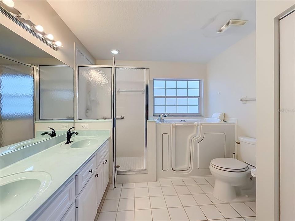 For Sale: $370,000 (3 beds, 3 baths, 2637 Square Feet)