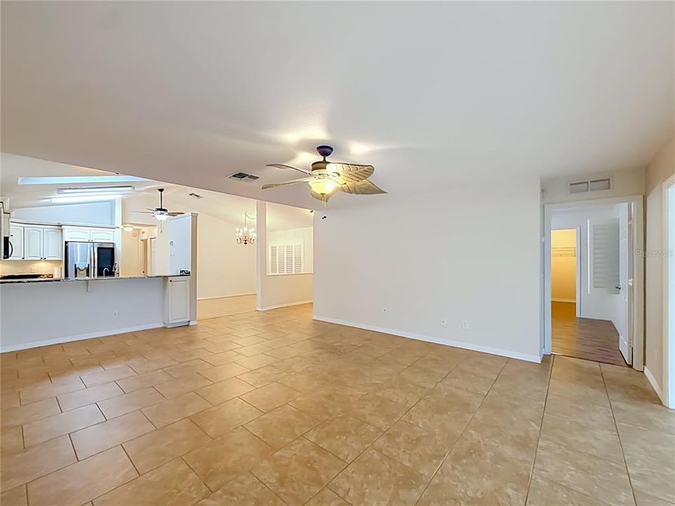 For Sale: $370,000 (3 beds, 3 baths, 2637 Square Feet)