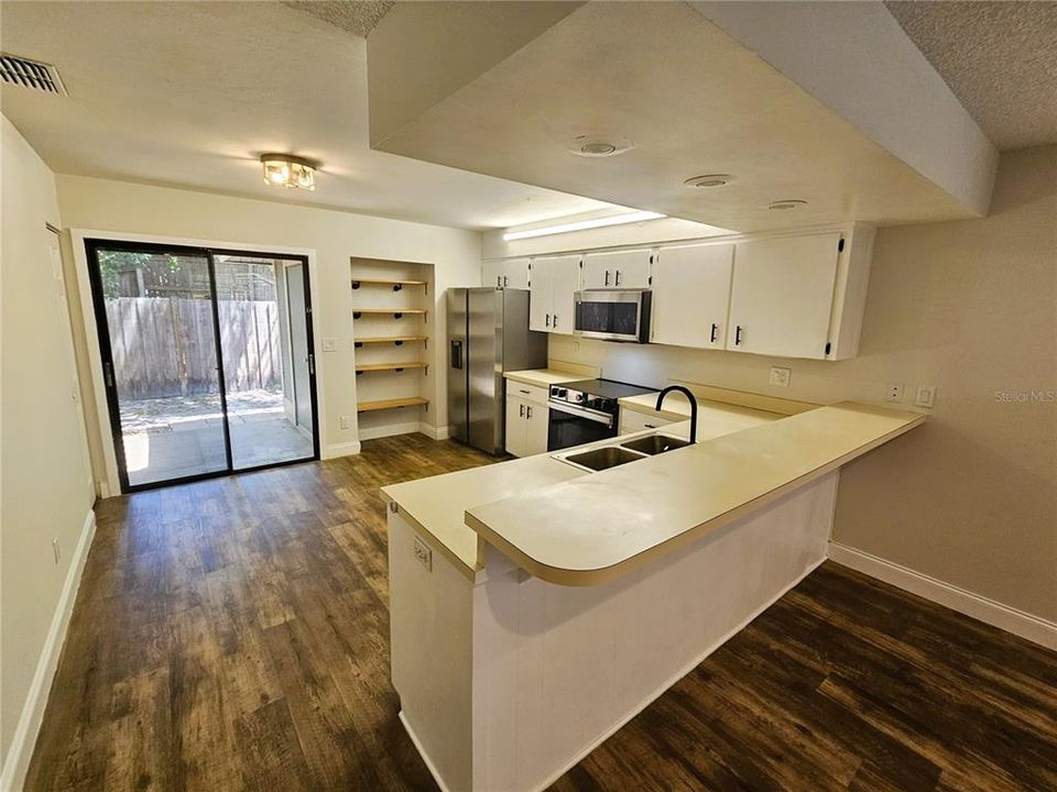For Rent: $2,300 (2 beds, 2 baths, 960 Square Feet)