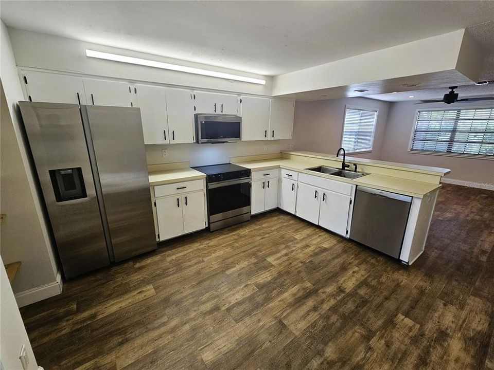 For Rent: $2,300 (2 beds, 2 baths, 960 Square Feet)
