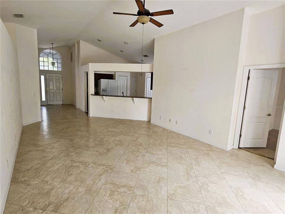 En Renta: $2,450 (4 camas, 3 baños, 1827 Pies cuadrados)