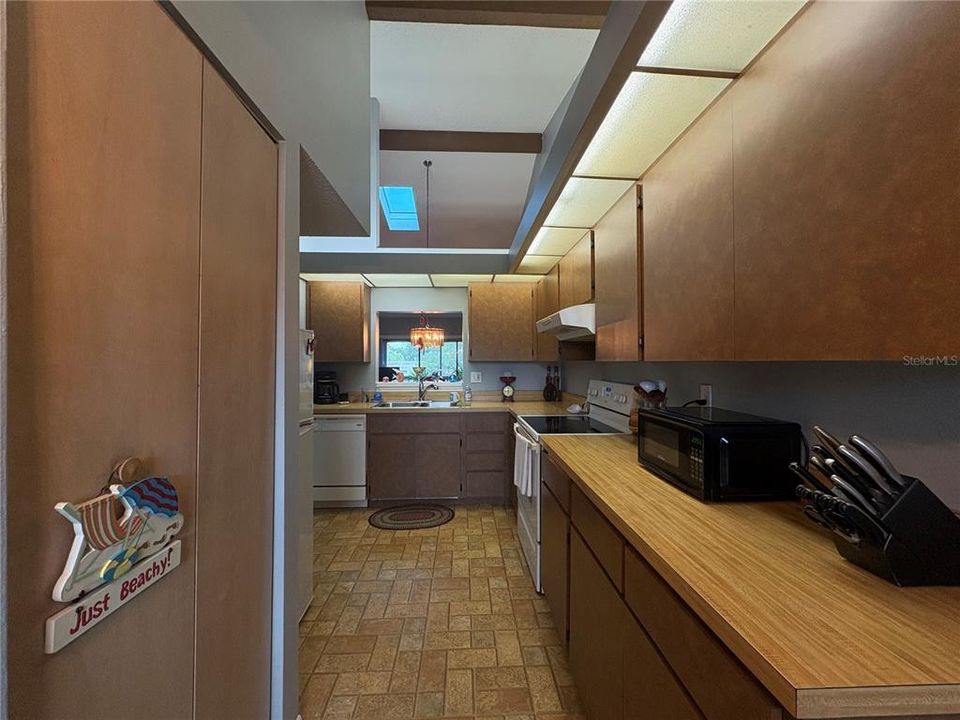 For Sale: $199,900 (2 beds, 2 baths, 1400 Square Feet)