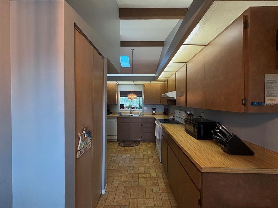 For Sale: $199,900 (2 beds, 2 baths, 1400 Square Feet)