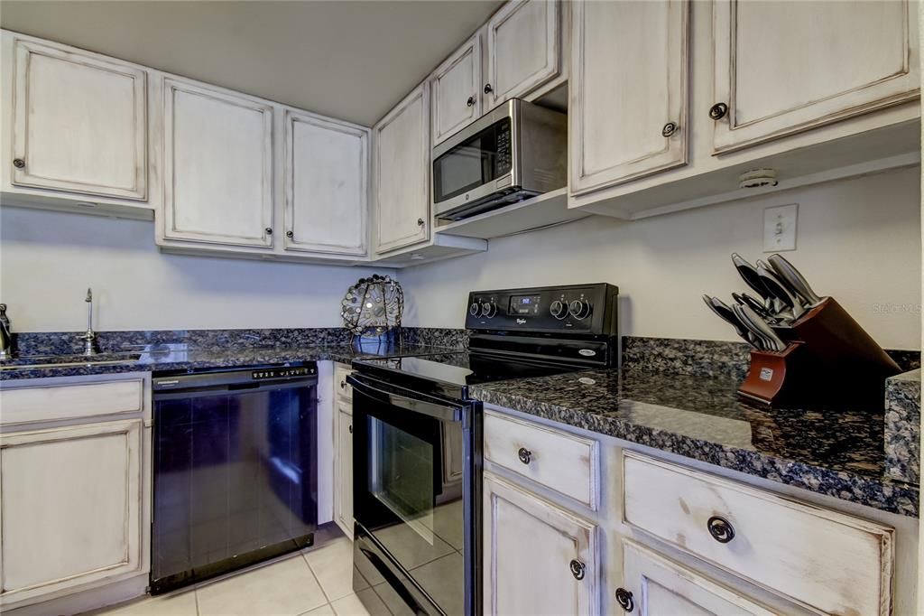 For Rent: $4,995 (2 beds, 2 baths, 1065 Square Feet)