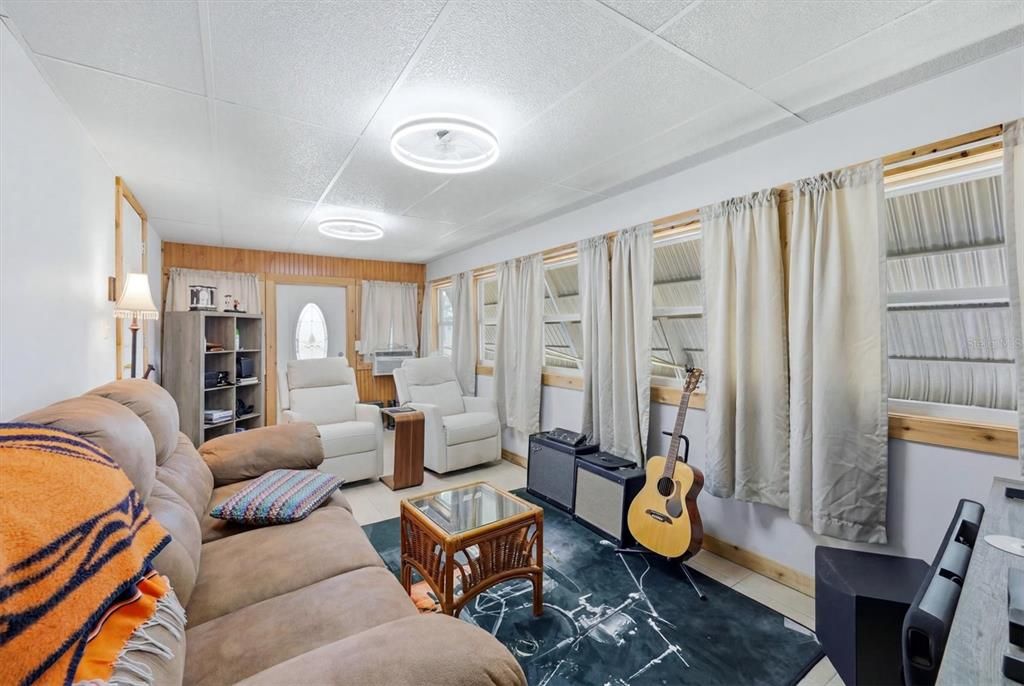 For Sale: $137,000 (2 beds, 2 baths, 915 Square Feet)