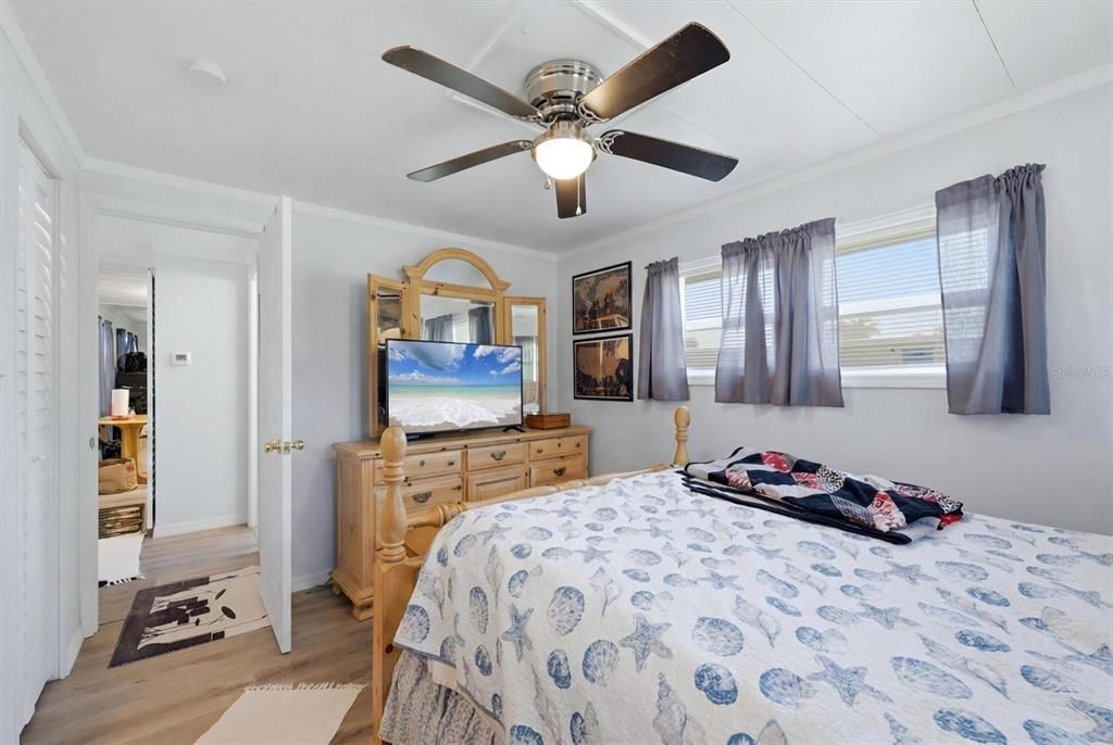 For Sale: $137,000 (2 beds, 2 baths, 915 Square Feet)