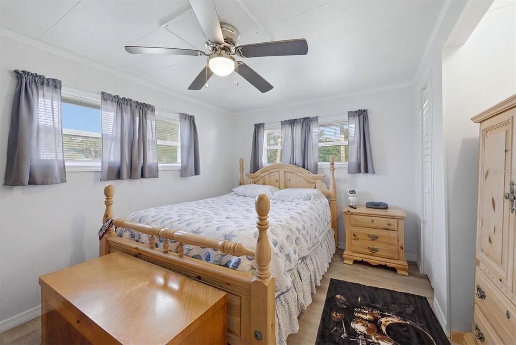 For Sale: $137,000 (2 beds, 2 baths, 915 Square Feet)