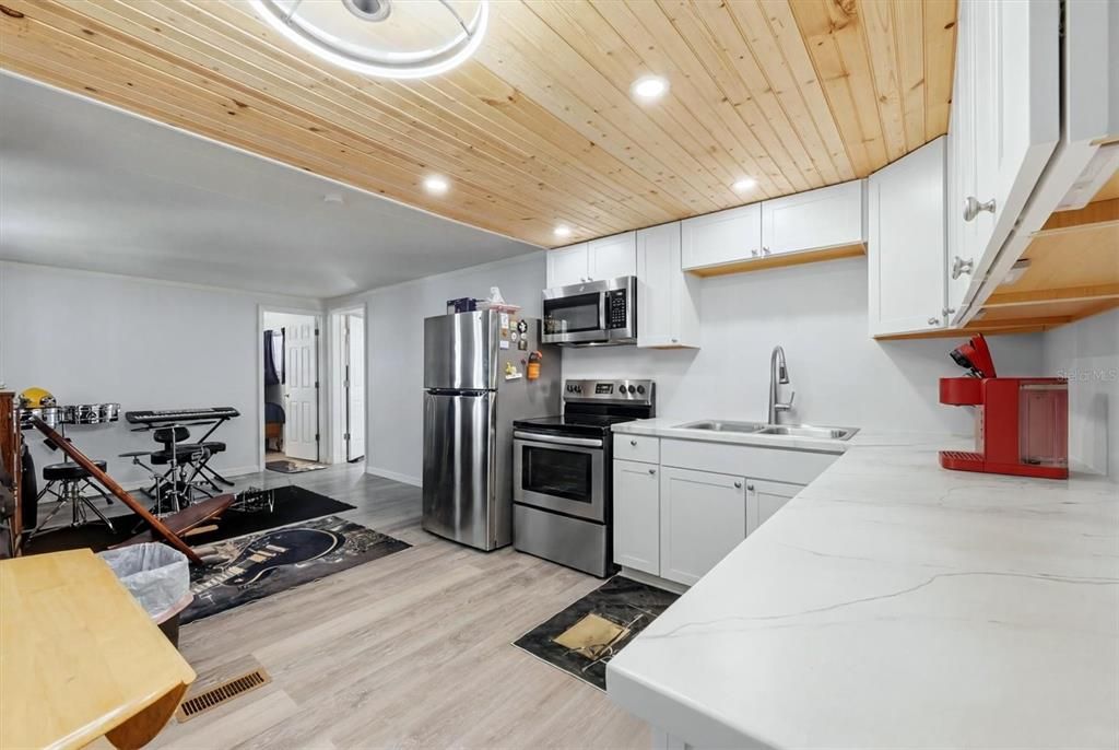 For Sale: $137,000 (2 beds, 2 baths, 915 Square Feet)