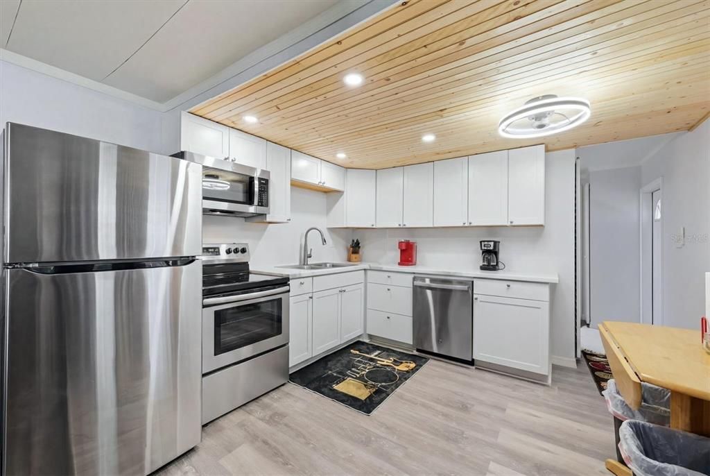 For Sale: $137,000 (2 beds, 2 baths, 915 Square Feet)