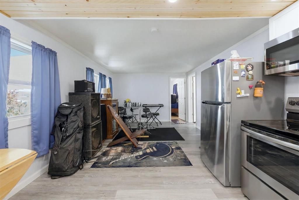 For Sale: $137,000 (2 beds, 2 baths, 915 Square Feet)