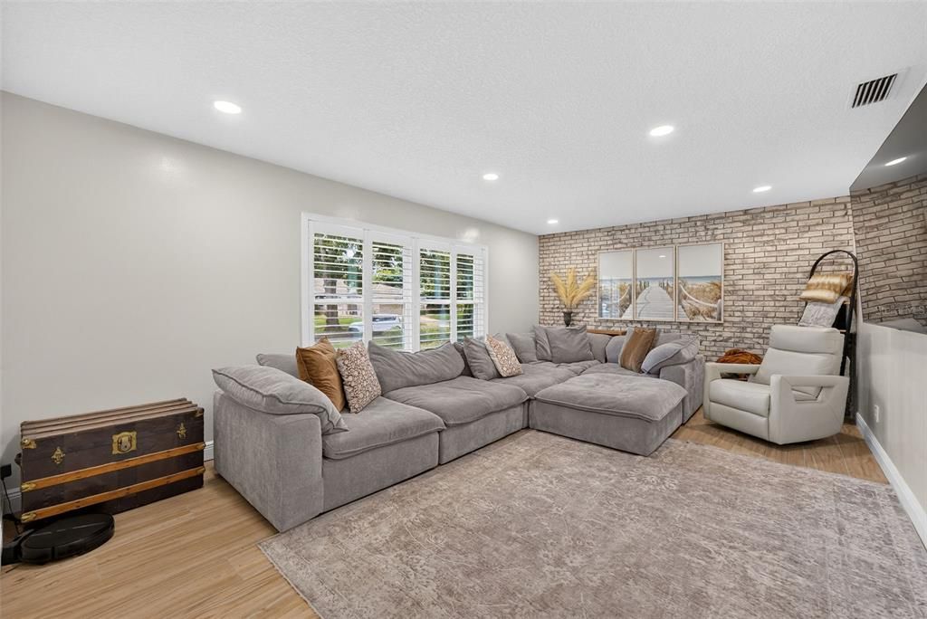 Activo con contrato: $799,000 (4 camas, 3 baños, 2332 Pies cuadrados)