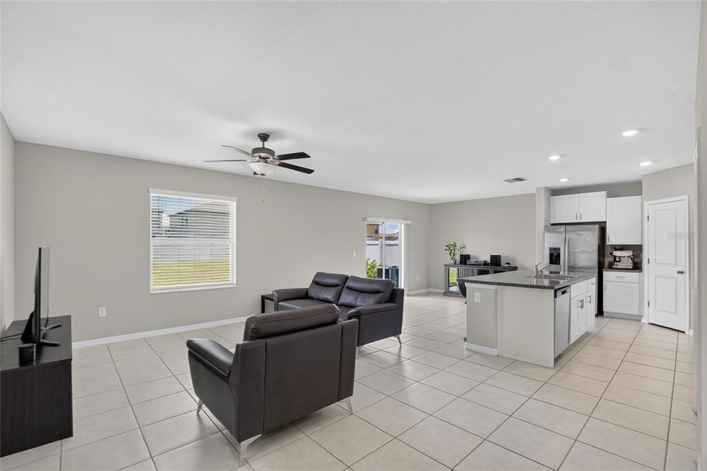 合同活跃: $369,999 (4 贝兹, 2 浴室, 1914 平方英尺)