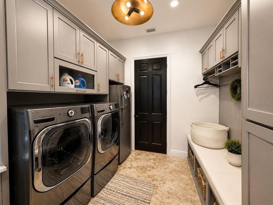En Venta: $1,079,000 (4 camas, 3 baños, 3200 Pies cuadrados)