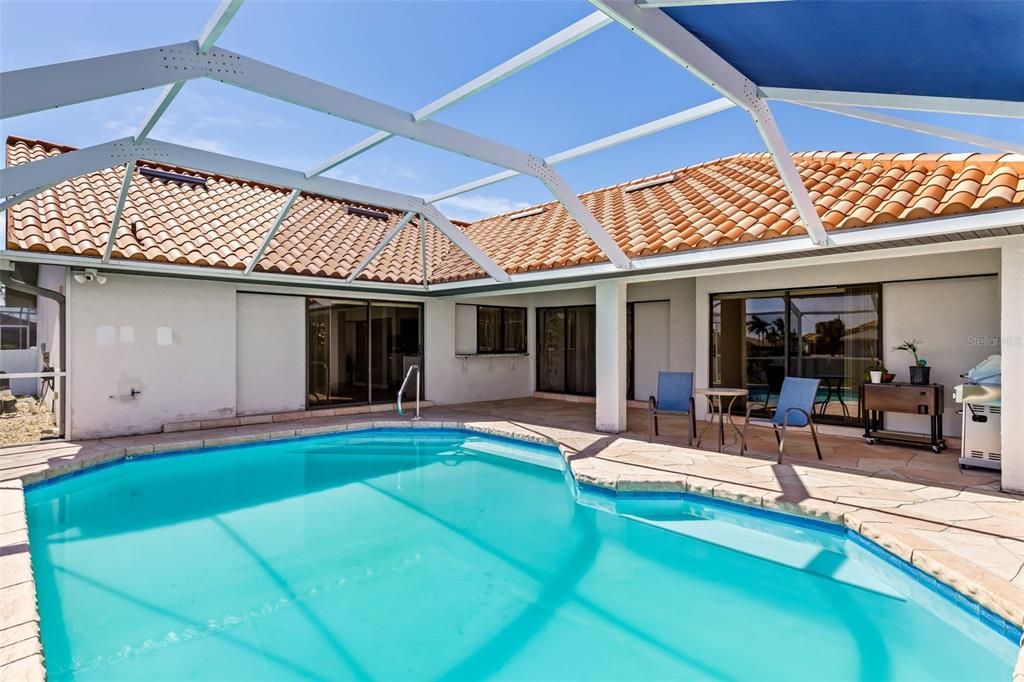 Activo con contrato: $399,000 (3 camas, 3 baños, 2277 Pies cuadrados)