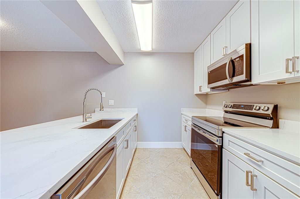 For Sale: $169,900 (2 beds, 2 baths, 1288 Square Feet)