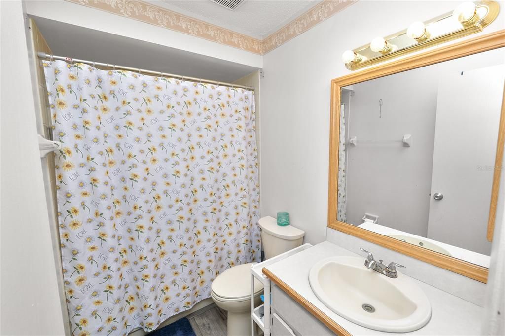 Под контрактом: $320,000 (3 спален, 2 ванн, 1303 Квадратных фут)