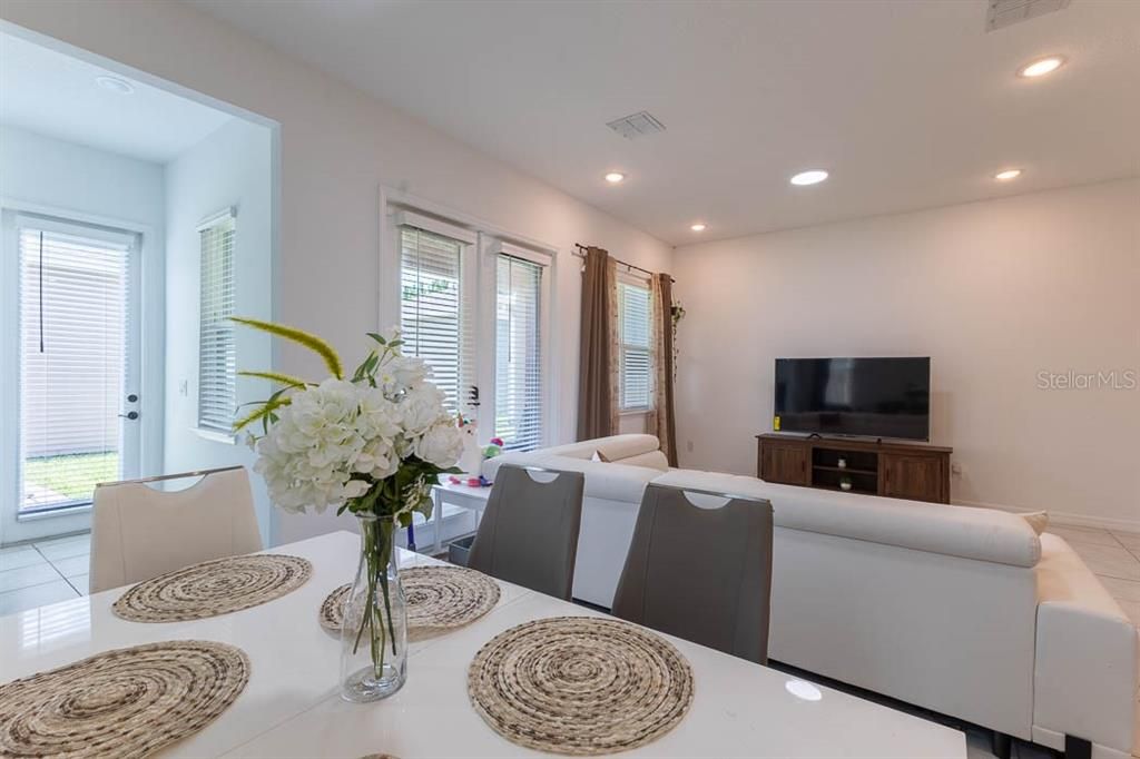 En Venta: $455,000 (4 camas, 3 baños, 2200 Pies cuadrados)