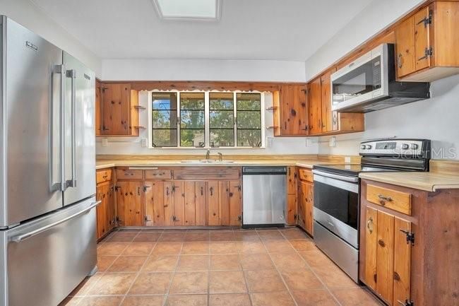 For Sale: $449,000 (3 beds, 2 baths, 1838 Square Feet)