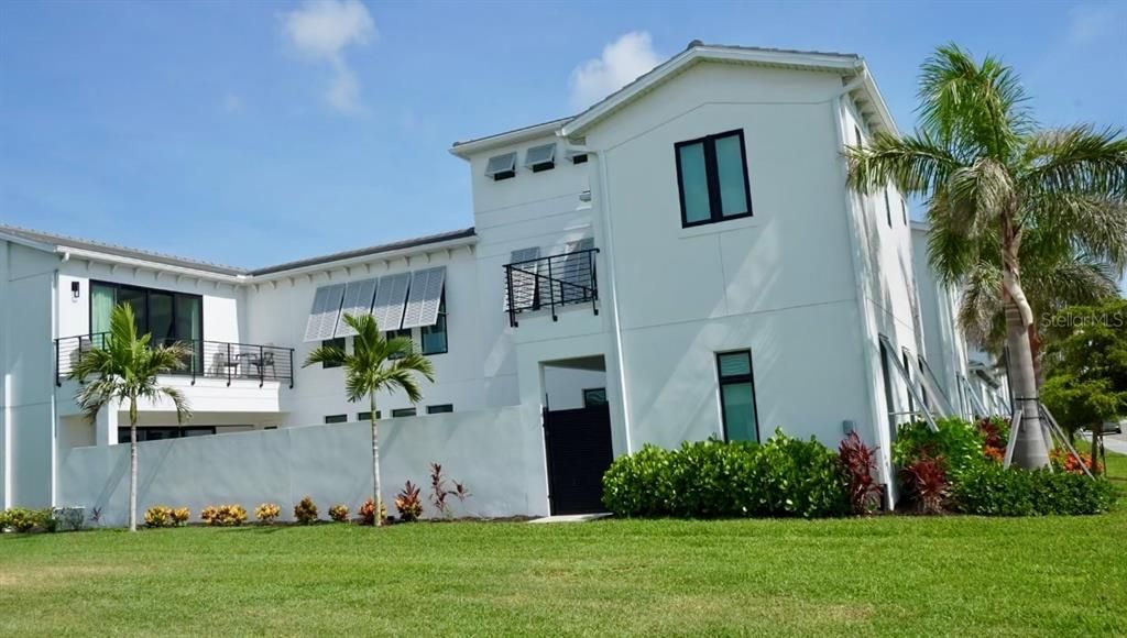 For Sale: $1,950,000 (4 beds, 5 baths, 4069 Square Feet)