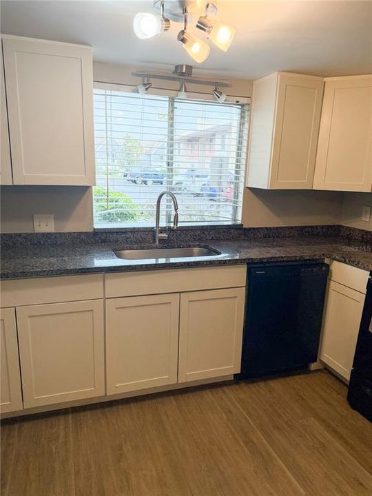 For Sale: $144,900 (2 beds, 2 baths, 1077 Square Feet)