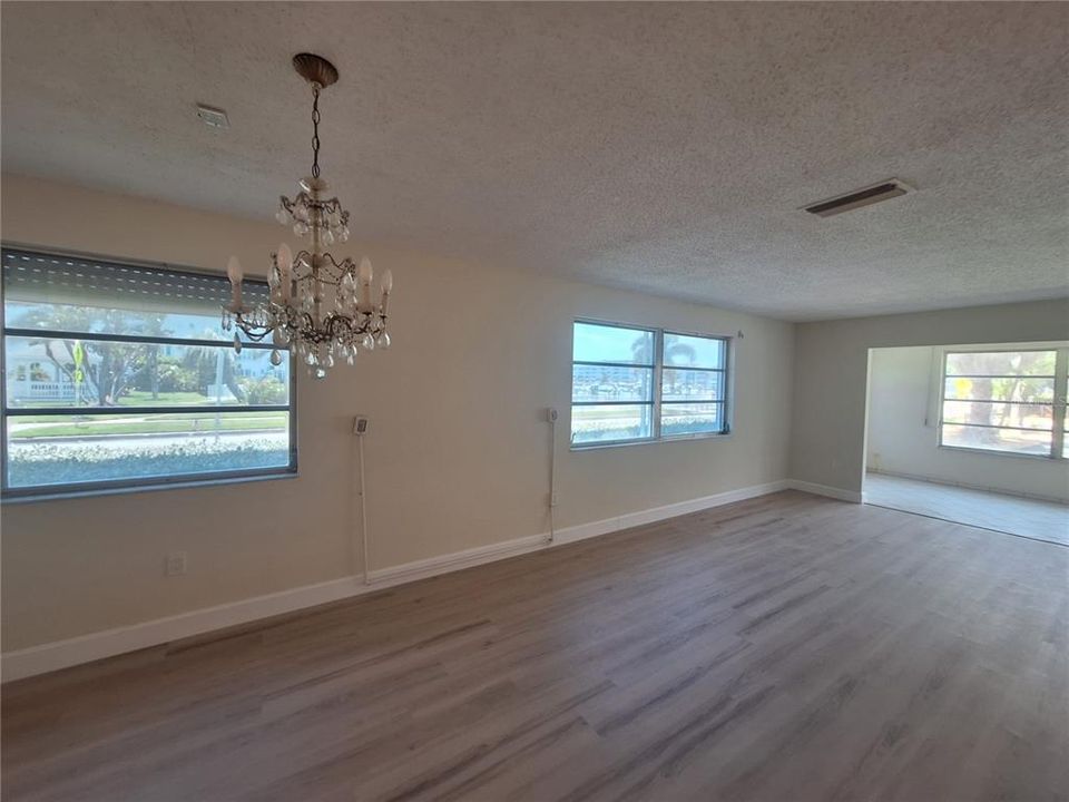 For Sale: $209,000 (2 beds, 2 baths, 1250 Square Feet)